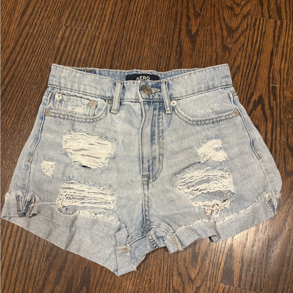 AERO high-waisted light wash denim shorts 💙💙💙
